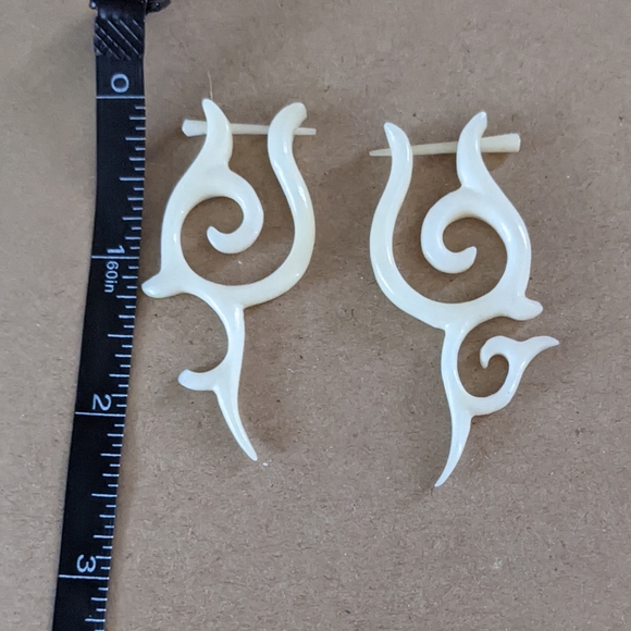 White Bone Earrings RARE - Picture 2 of 3